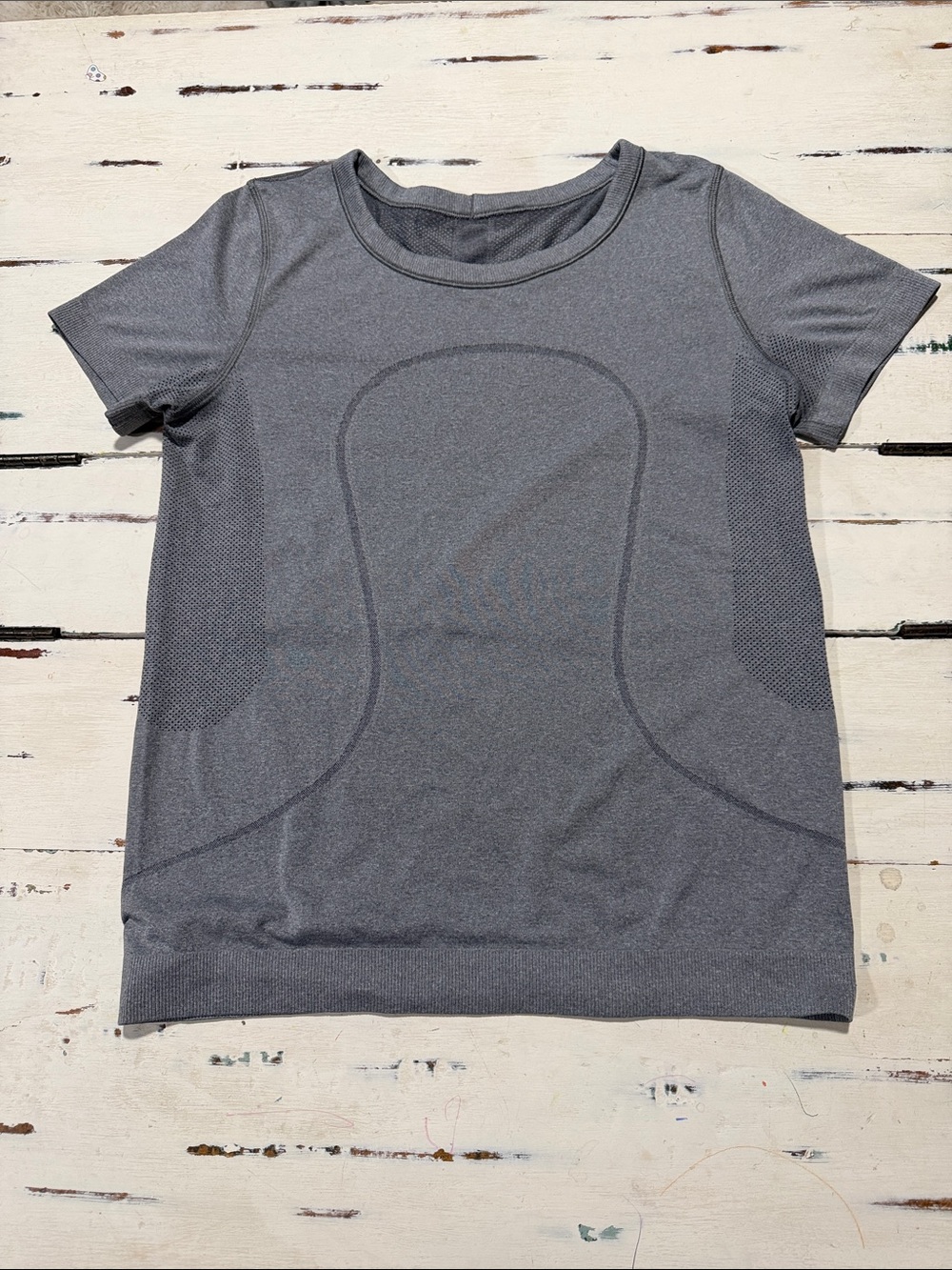 Lululemon swiftly relaxed Women's Grey Short-Sleeve Active Tee size 6 hip length